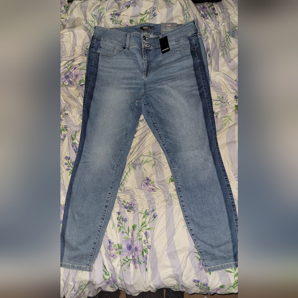 NWT Torrid Size 20 Denim Skinny Jeans with Side Stripe. Super Soft and Comfy👖